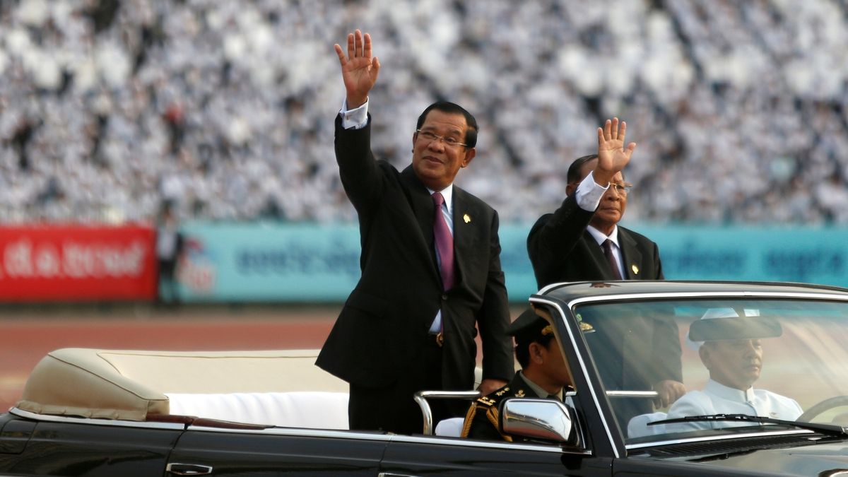 Kambodžský premiér Hun Sen 7. ledna při oslavách 40 let porážky Rudých Khmerů