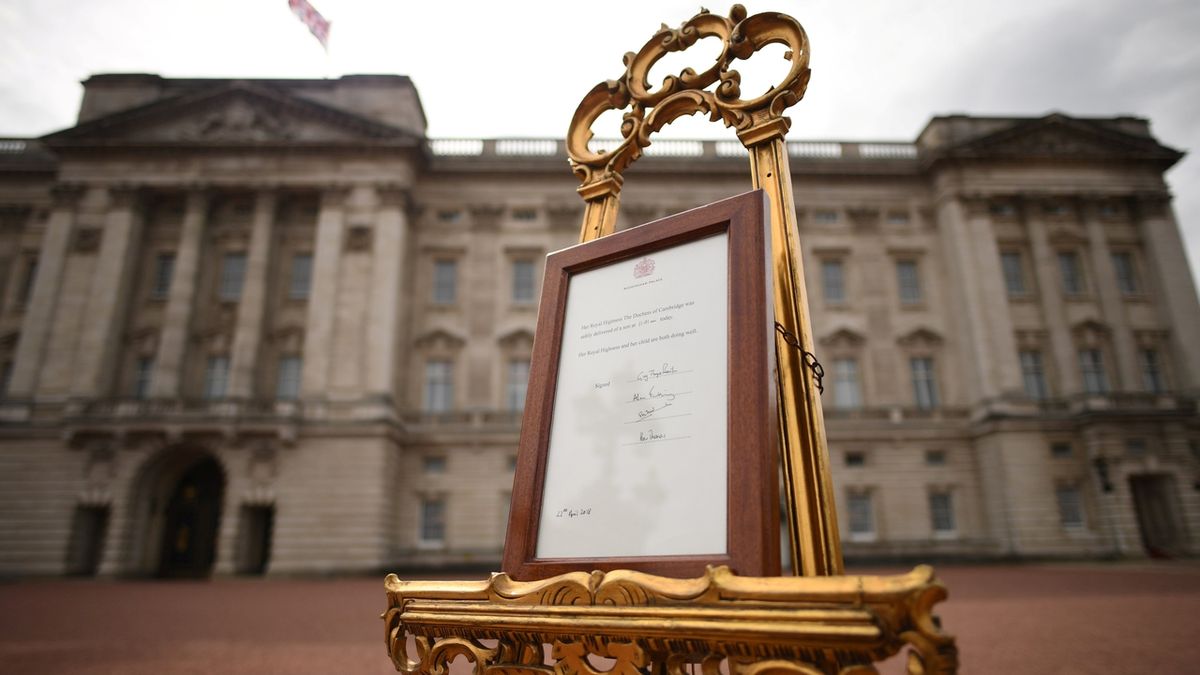 Oznámení o narození chlapce před Buckinghamským palácem