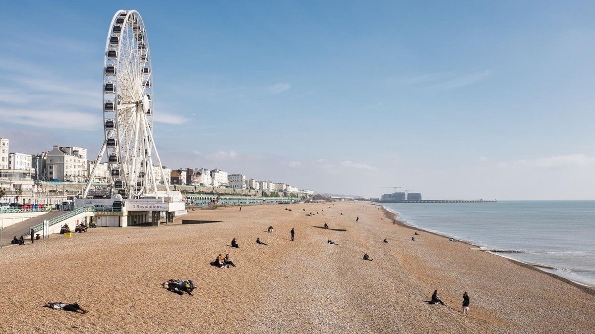 Brighton je oblíbeným přímořským letoviskem Britů. 