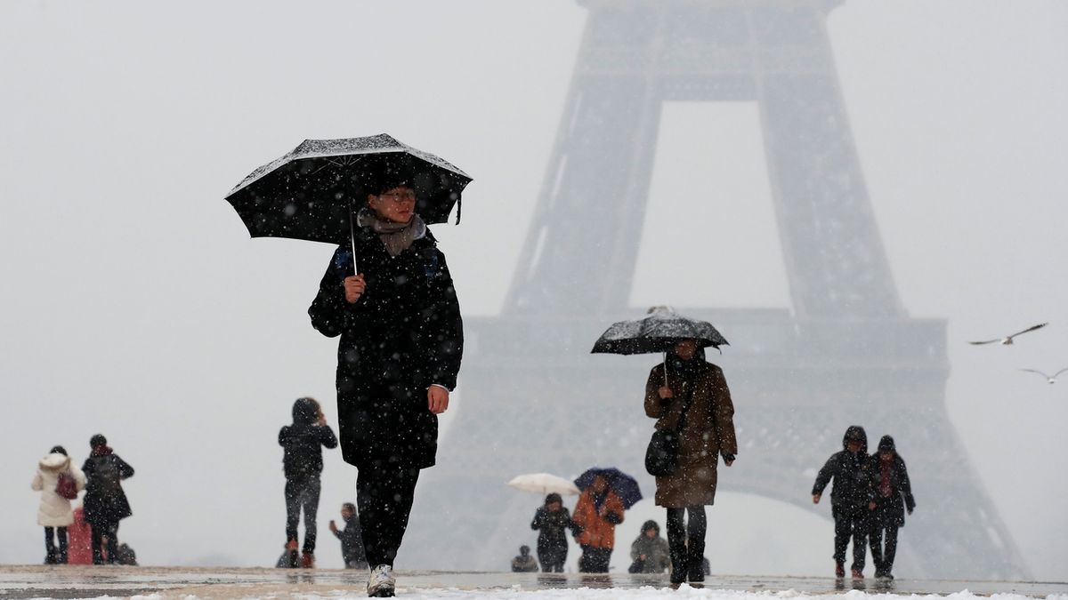 V Paříži intenzívně sněží