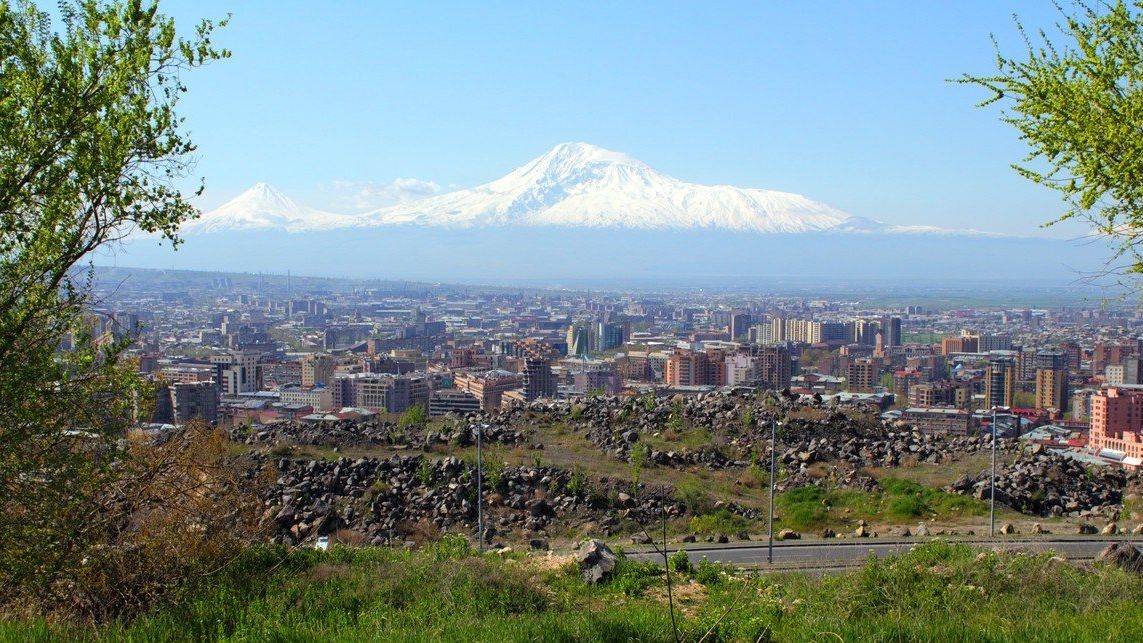 Arménské hlavní město Jerevan s horou Ararat v pozadí