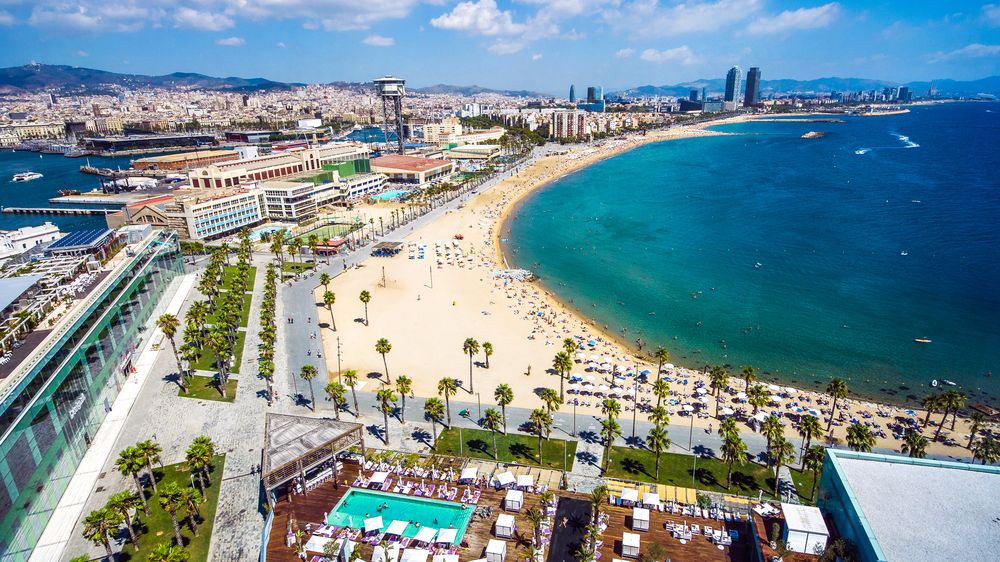 Nejznámější pláží ve městě je Barceloneta.