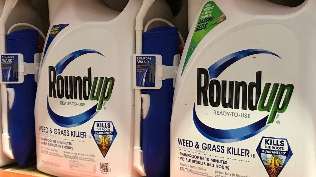 Herbicid Roundup v obchodě v Kalifornii
