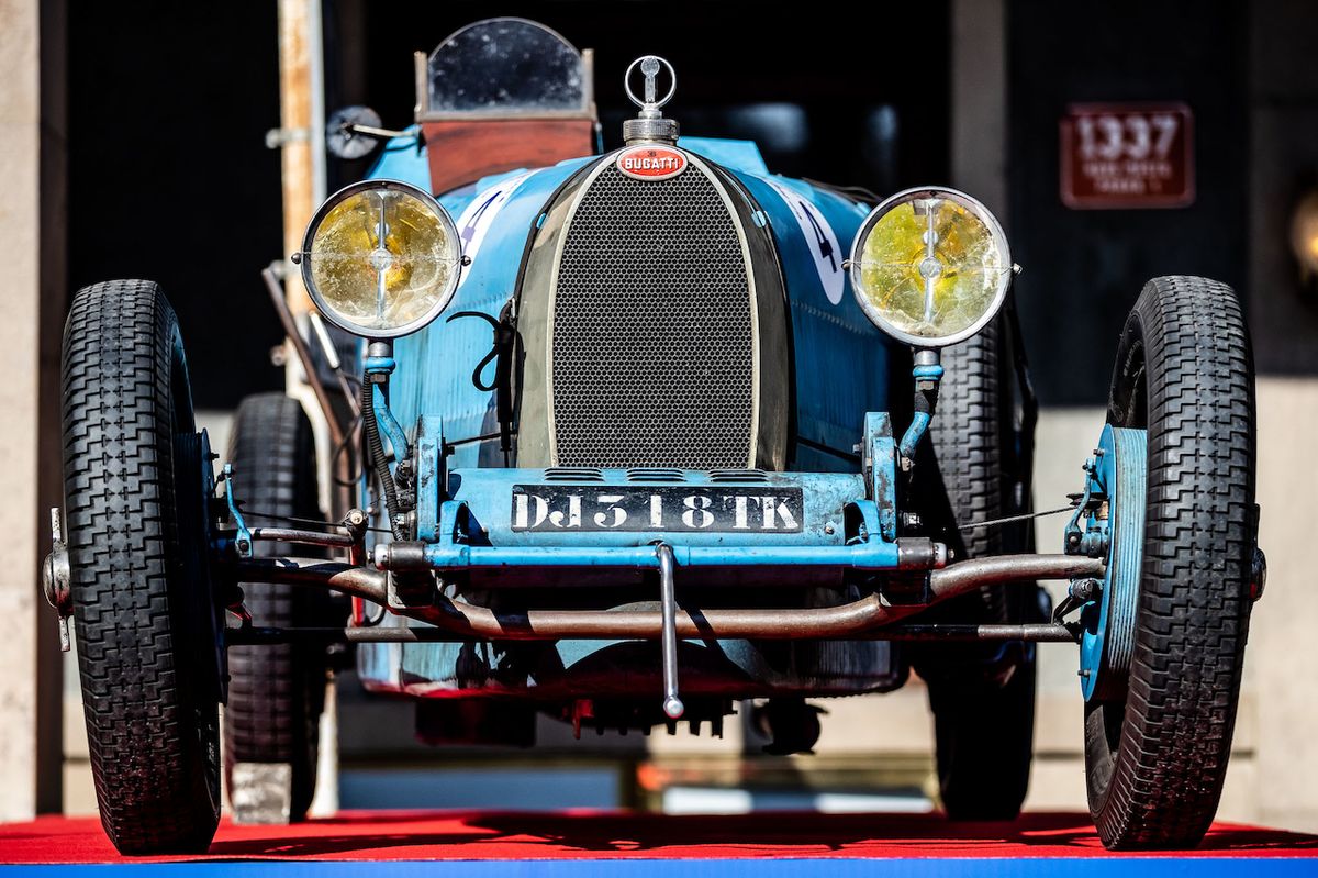 Přední masku ve tvaru podkovy, jako na tomto Type 35, si Bugatti zachovávají dodnes.