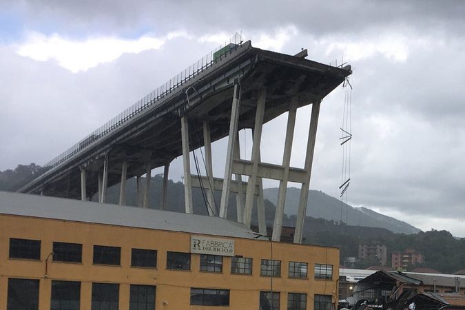 Záznam: V Janově se za plného provozu zřítil dálniční most