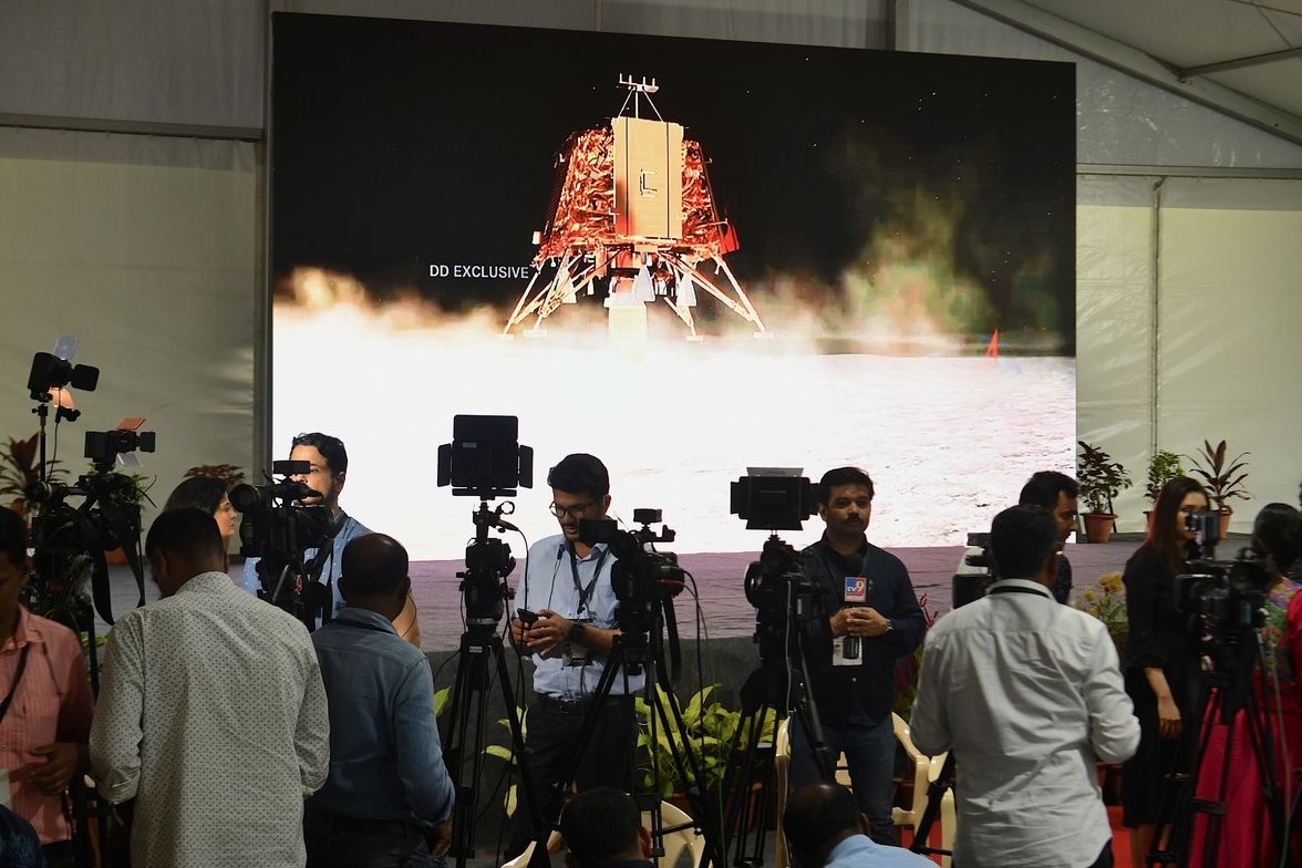 Kosmické centrum ISRO. Na pozadí modul Vikrám, který měl přistát na Měsíci