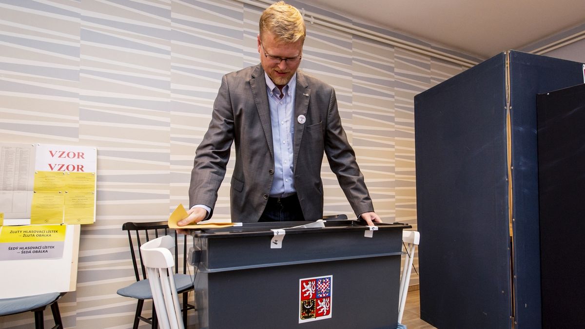 Předseda KDU-ČSL Pavel Bělobrádek odevzdal v Náchodě hlas v komunálních volbách.
