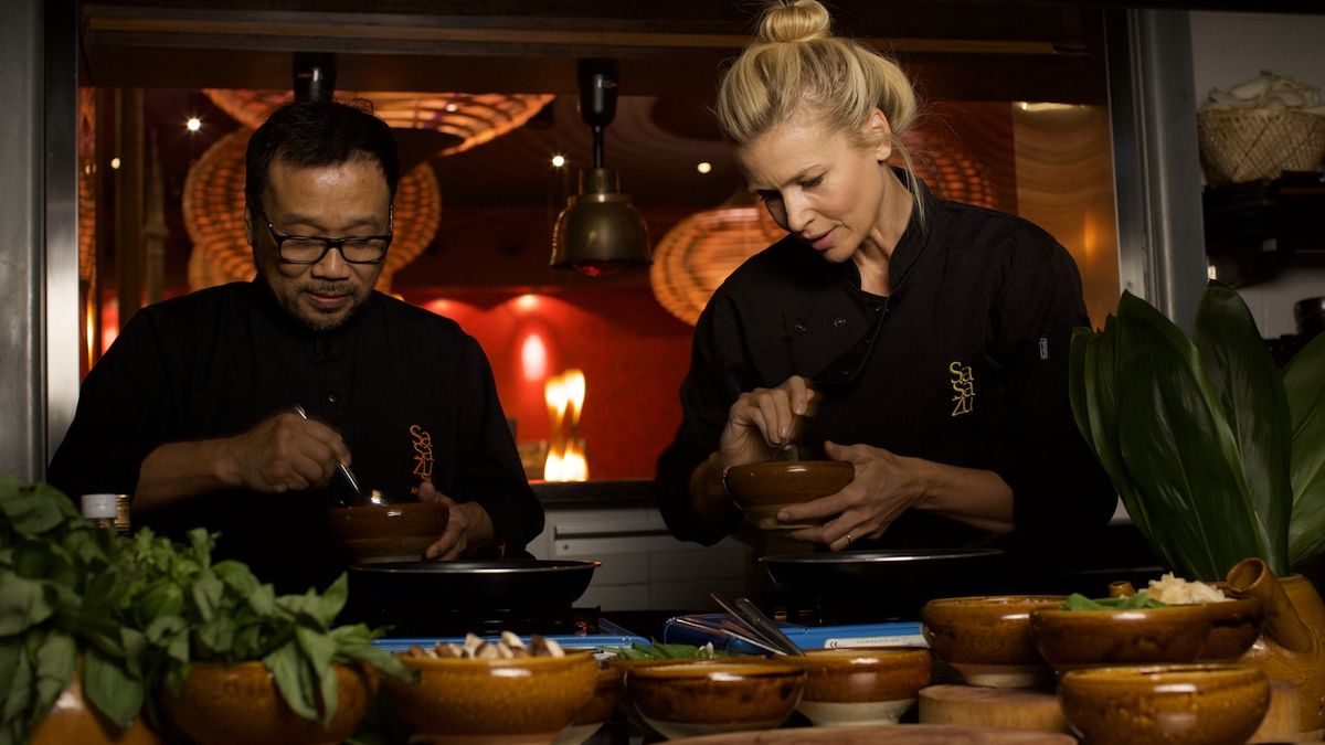 SaSaZu kurz vaření pod vedením šéfkuchaře restaurace Andyho Tana, kde se naučíte přípravu tří tradičních asijských pokrmů a namíchání jednoho koktejlu, 3100 Kč.