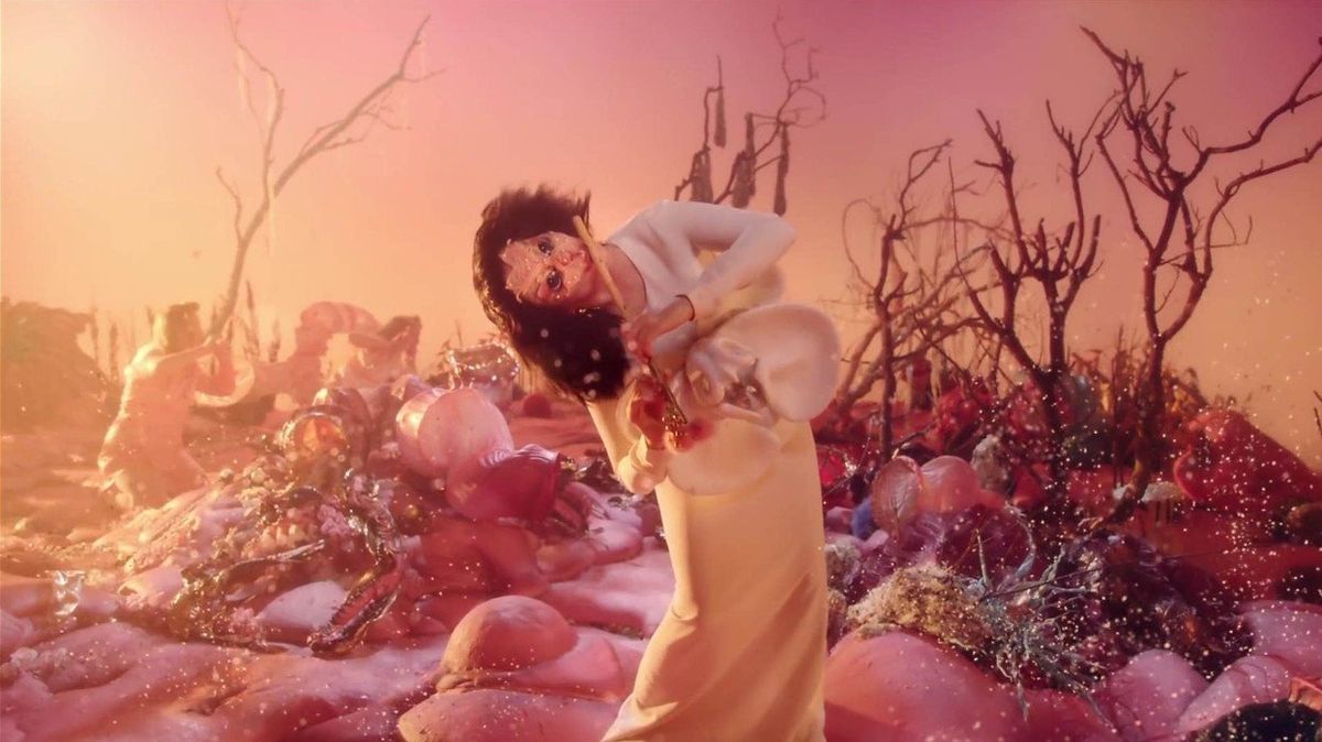 Z klipu k písni Utopia islandské zpěvačky Björk