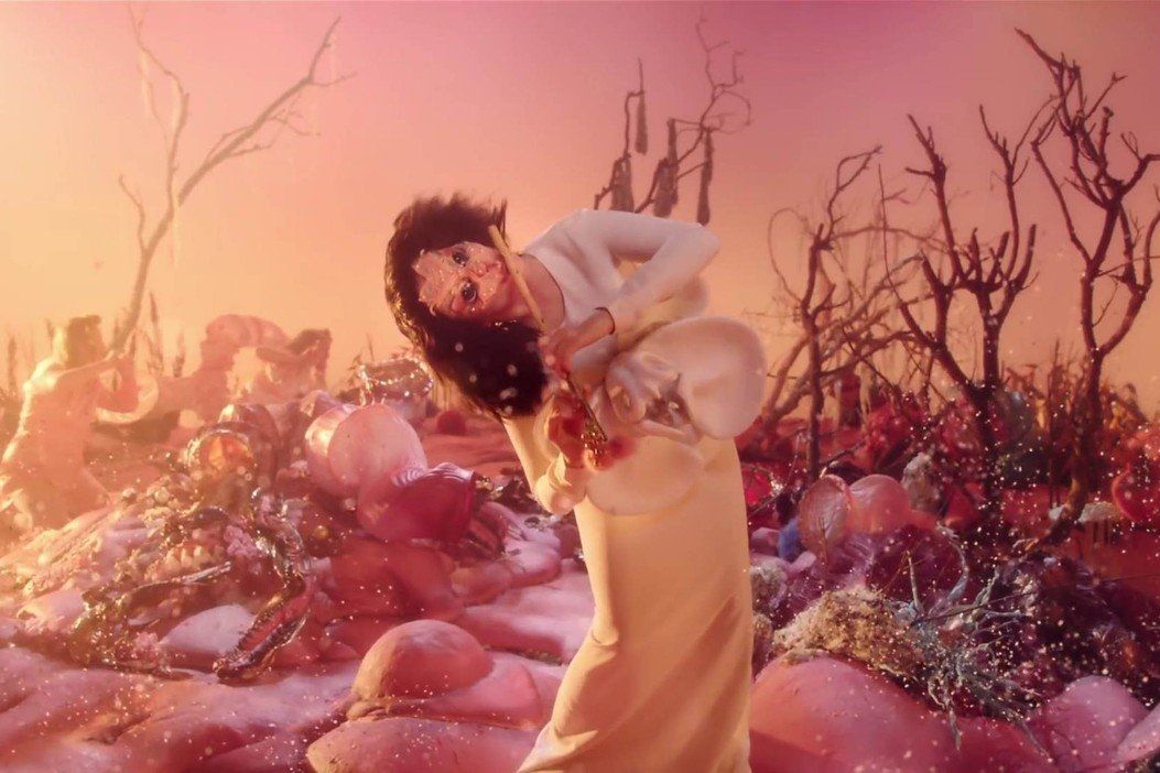 Z klipu k písni Utopia islandské zpěvačky Björk