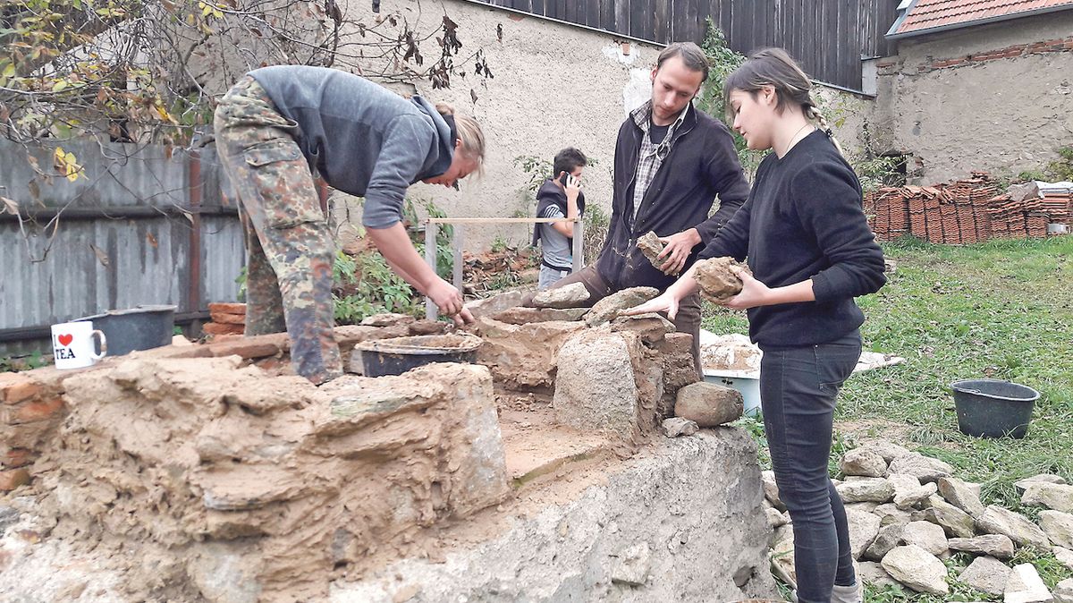 Studenti staví na zahradě výzkumné stanice chlebovou pec, významný objev z letošního léta. Je třeba ověřit její funkčnost.