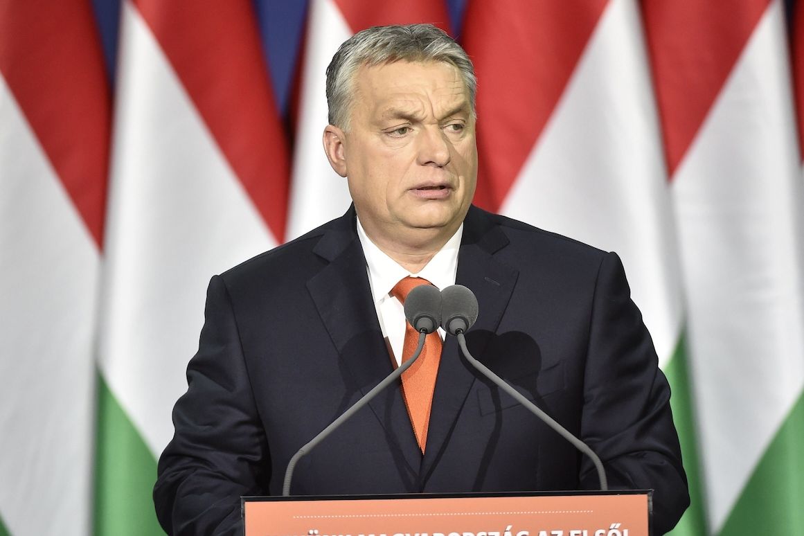 Viktor Orbán při poselství o stavu země pod heslem Pro nás je Maďarsko první.