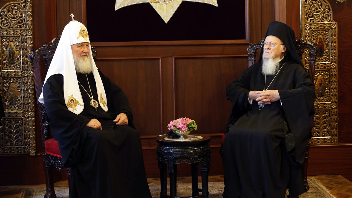 Konstantinopolský patriarcha Bartoloměj (vpravo) a moskevským patriarchou Kirillem 