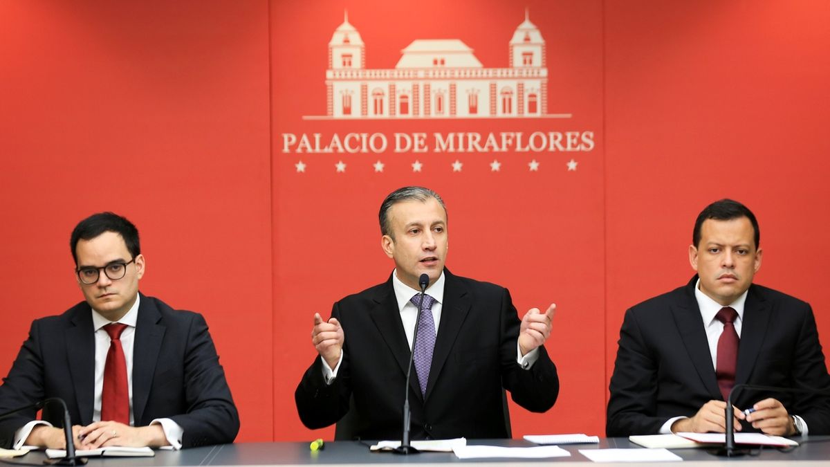 Venezuelský viceprezident pro ekonomiku Tareck El Aissami (uprostřed) na tiskové konferenci.