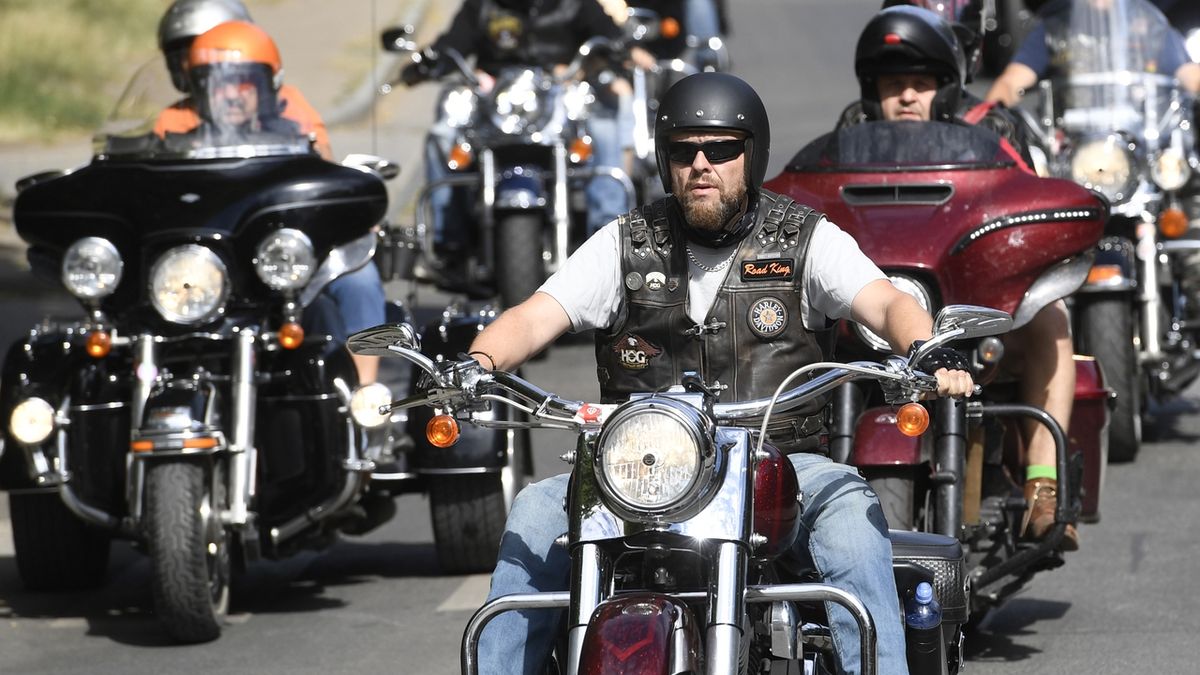 Ilustrační snímek. Motocykly Harley-Davidson v ulicích Prahy