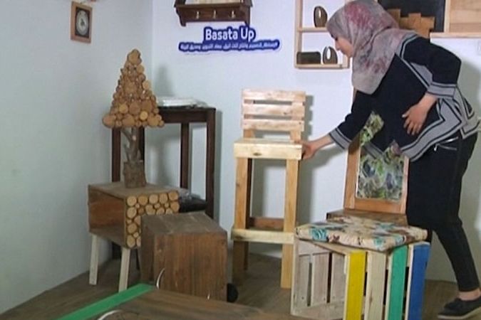 BEZ KOMENTÁŘE: Designérka z Gazy vyrábí nábytek z recyklovaných dřevěných palet