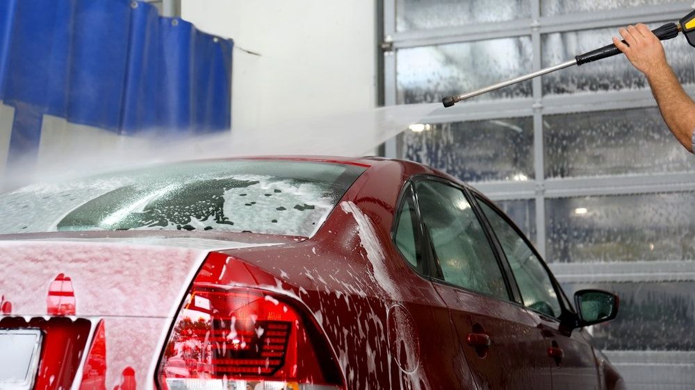 Nejlepší je bezkontaktní mytí auta. Někdy ale nestačí.