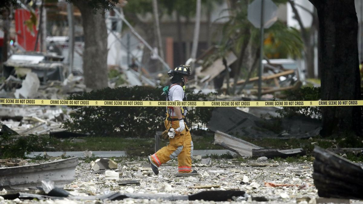 Hasič na místě výbuchu plynu v obchodním centru ve městě Plantation na Floridě.