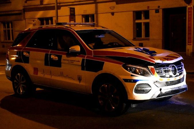 BEZ KOMENTÁŘE: Nehoda vozu pražské záchranky ve Vysočanech