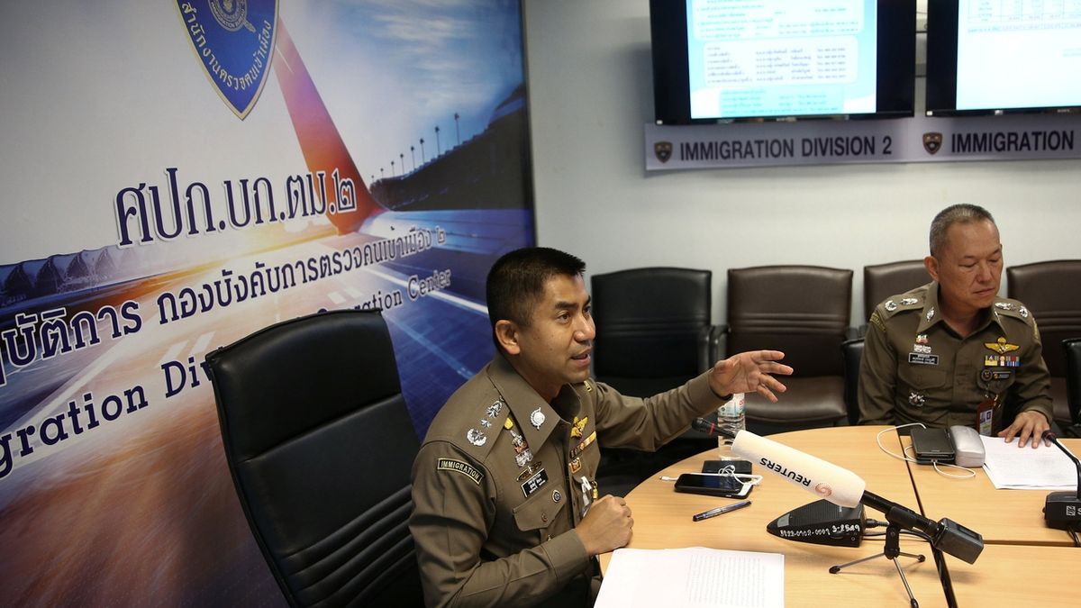 Vysoký představitel thajského imigračního úřadu Suračate Hakparn (vlevo) 