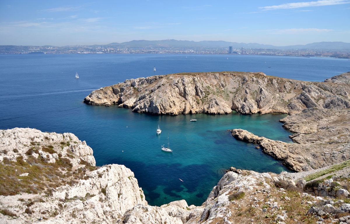 Vápencové skály Frioulských ostrovů evokují pobřeží Chorvatska.