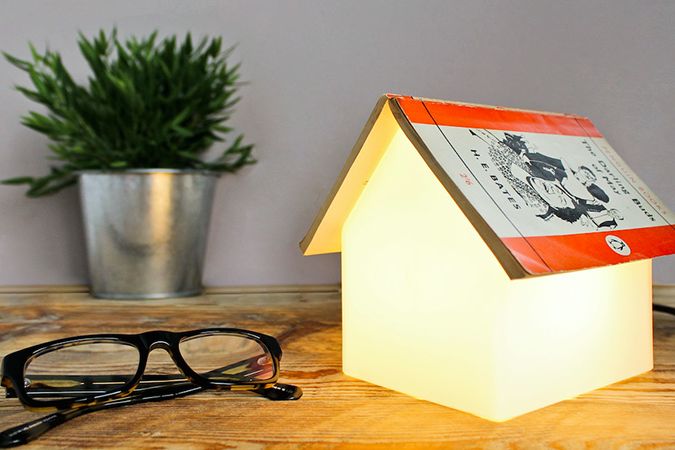 Lampička slouží nejen jako osvětlení, ale i jako stylová záložka a zároveň odkládací prostor na rozečtenou knihu.