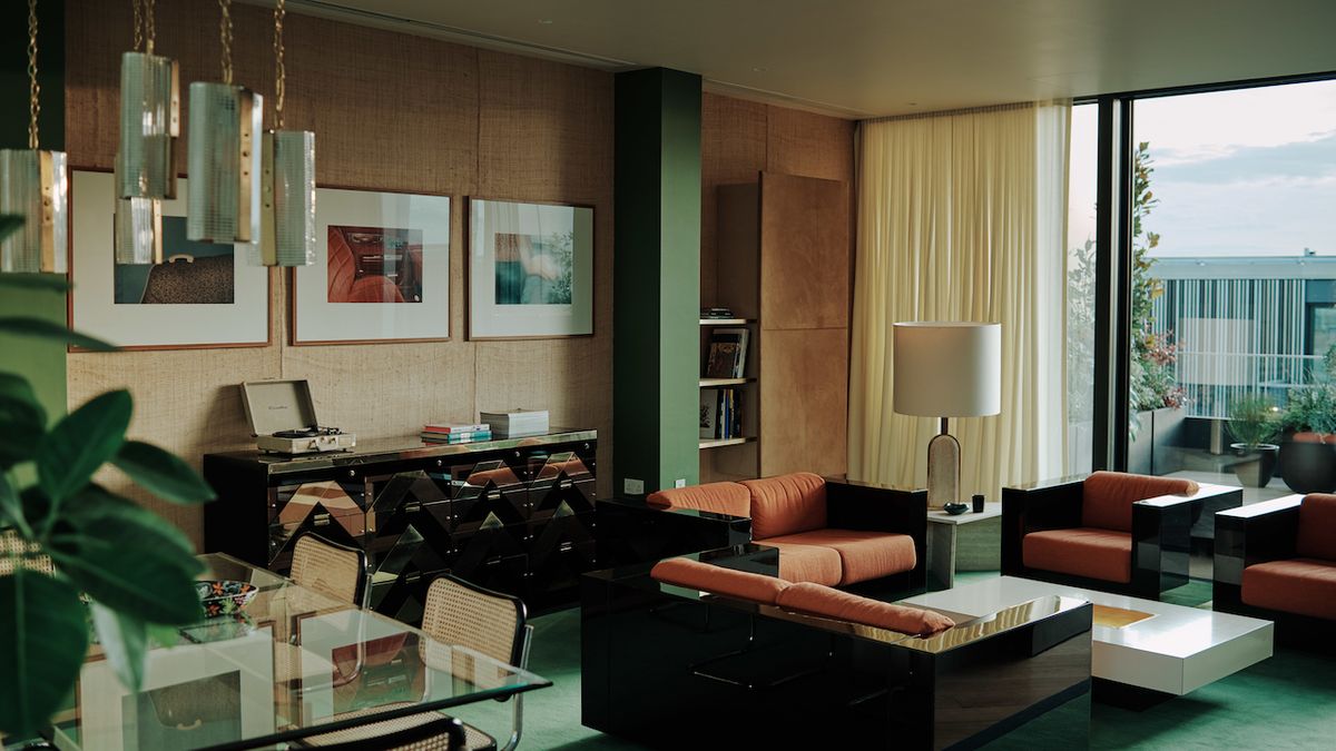 Interiér bytu má svým stylem připomenout 70. léta i historii domu, v němž se nachází.