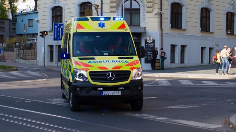 Řidič dacie narazil na Plzeňsku do stromu, na místě zemřel