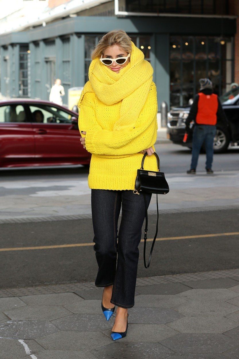 Módní blogerka Xenia Adontsová ve žlutém svetru a šále