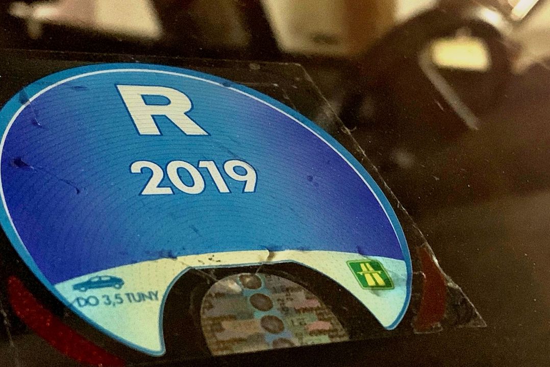 Rok 2019 je předposlední, ve kterém používáme dálniční známky ve formě nálepky na sklo.