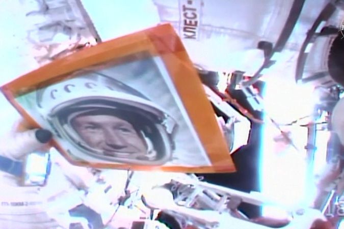 BEZ KOMENTÁŘE: Astronauti při výstupu do kosmu popřáli k narozeninám kolegovi