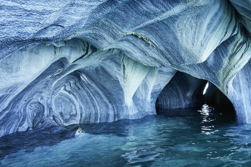 Stěny jeskyně vypadají modře, je to však pouhá iluze. 