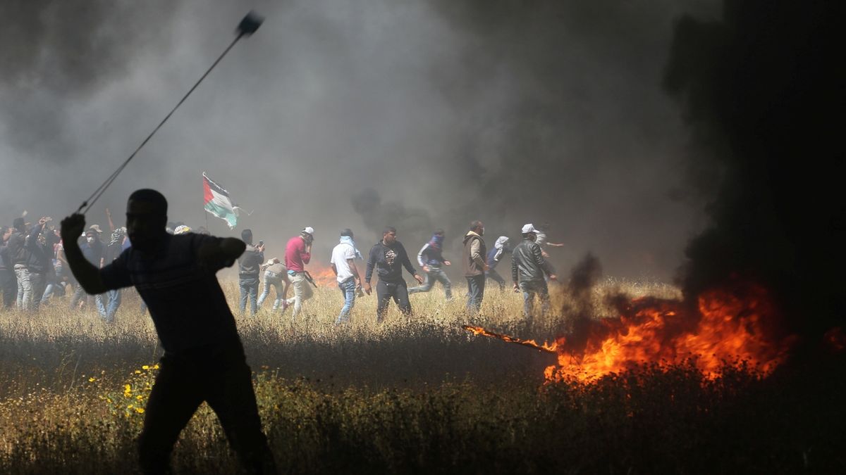 Palestiský demonstrant s prakem 