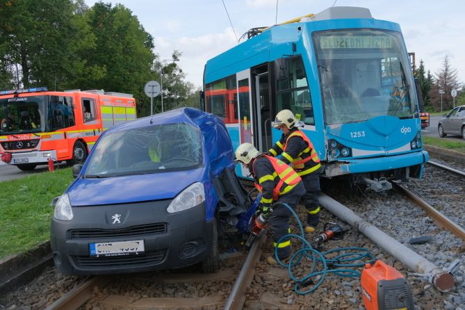Nehoda auta a tramvaje v Ostravě