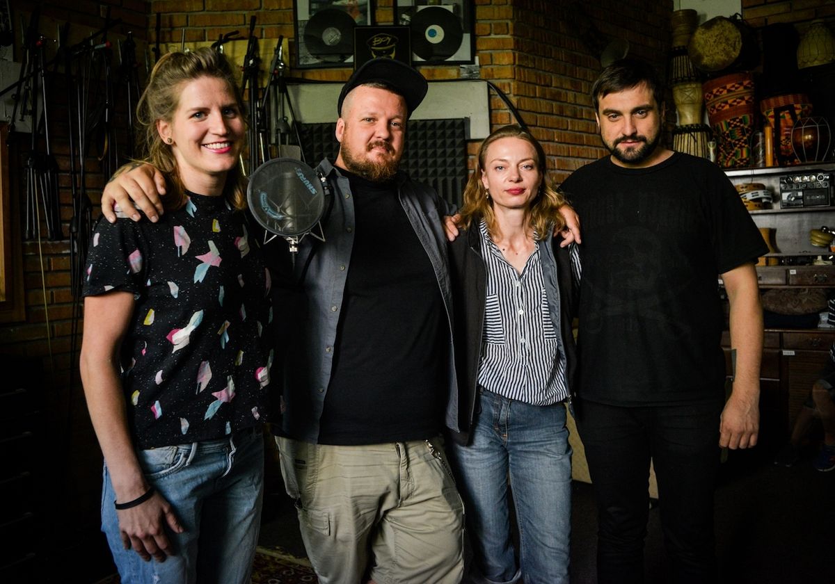 Gaia Mesiah s producentem Amakem Goldenem (zcela vpravo)
