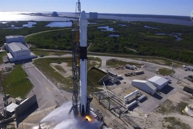 BEZ KOMENTÁŘE: K ISS odstartovala raketa Falcon 9, přistání na Zemi ale nebylo dle představ