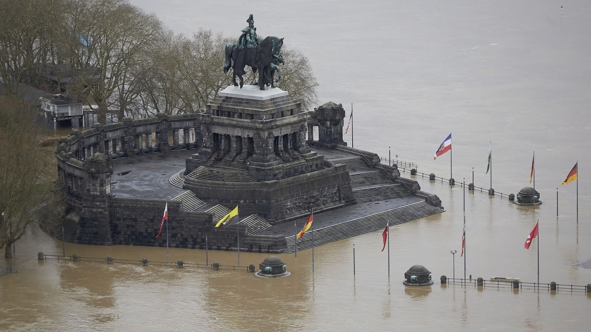 Socha císaře Wilhelma I. poblíž Koblenze na soutoku řeky Mosely a Rýna. 