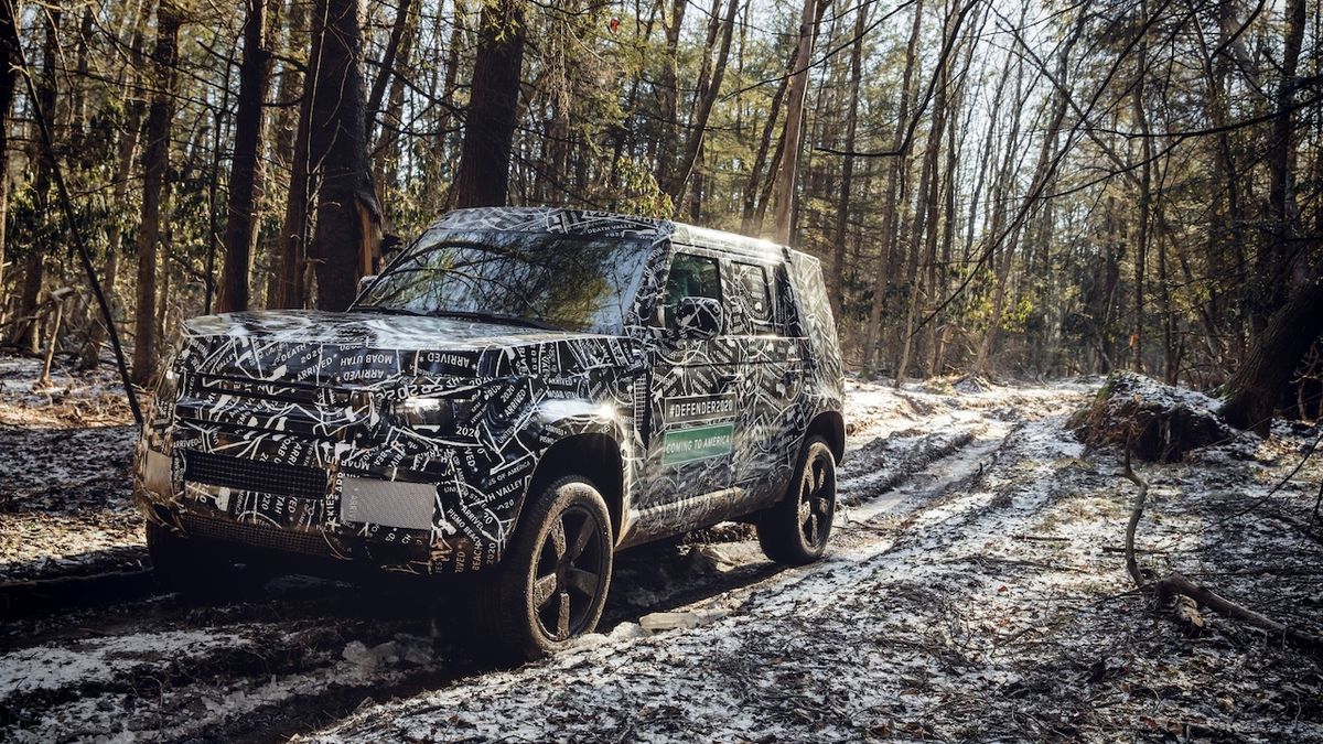 Maskovaný prototyp Land Roveru Defender příští generace