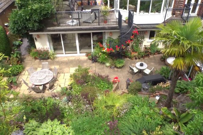 BEZ KOMENTÁŘE: Britský pár investoval do své zahrady v přepočtu přes milion korun