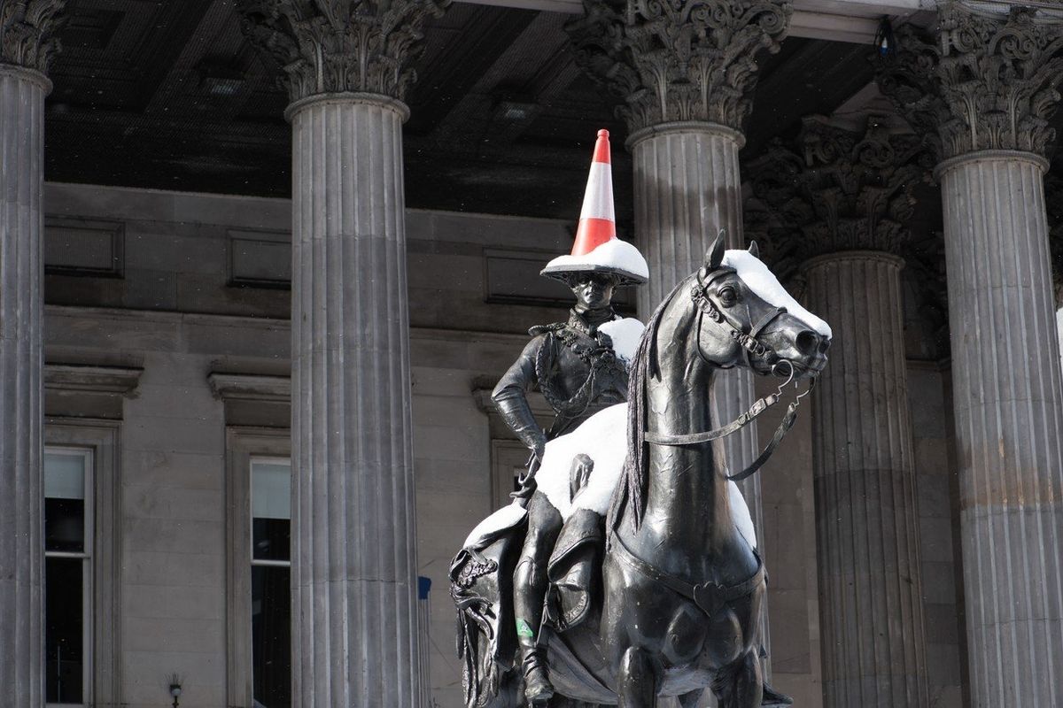 Wellingtonovu sochu si už nikdo z obyvatelů Glasgow nedovede bez dopravního kuželu představit.