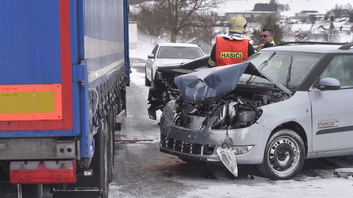 Dopravní nehoda tří aut blokovala 14. ledna 2019 provoz na silnici u Dlouhé Brtnice na Jihlavsku.