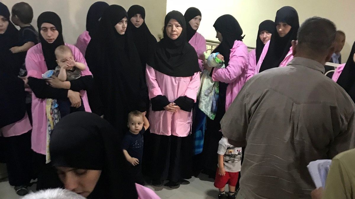 Ženy, které byly v Iráku odsouzeny na doživotí za členství v organizaci Islámský stát.