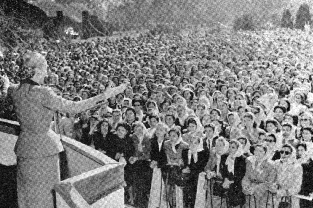 Juan Domingo Perón oznámil svou kandidaturu na prezidenta v listopadu 1945.Jeho manželka,mladá,charismatická herečka, navíc díky rozhlasové a filmové zkušenosti schopná a ochotná promlouvat k davům, se stala přirozenou součástí jeho předvolební kampaně.