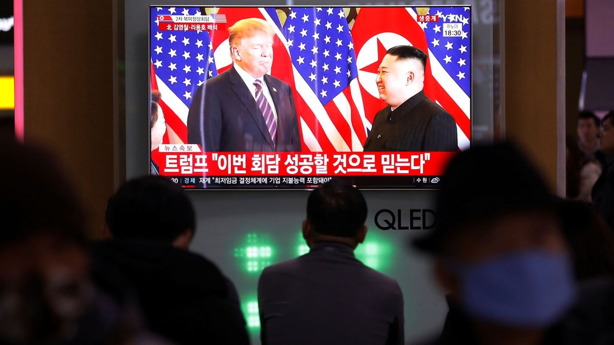 Lidé sledují v Soulu setkání amerického prezidenta Donalda Trumpa a severokorejského vůdce Kim Čong-una v televizi. 

