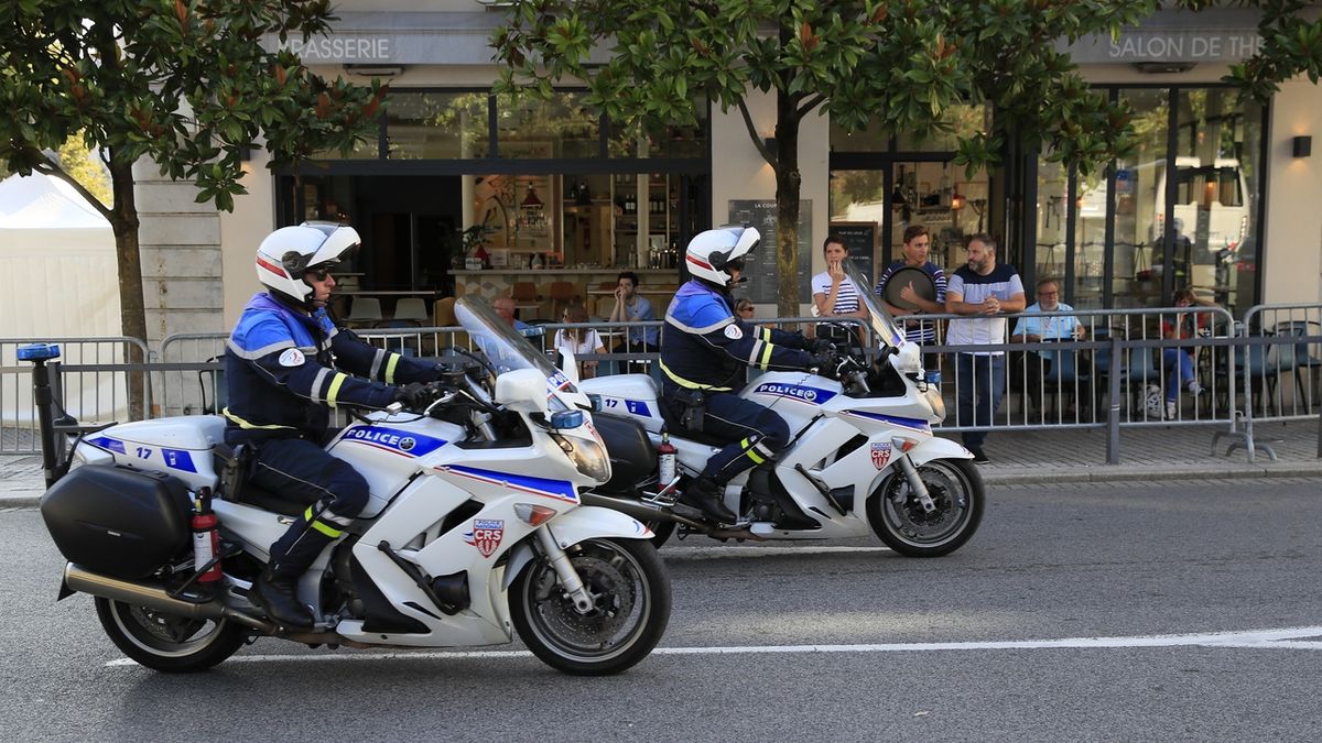 Policisté pojíždějí Biarritzem