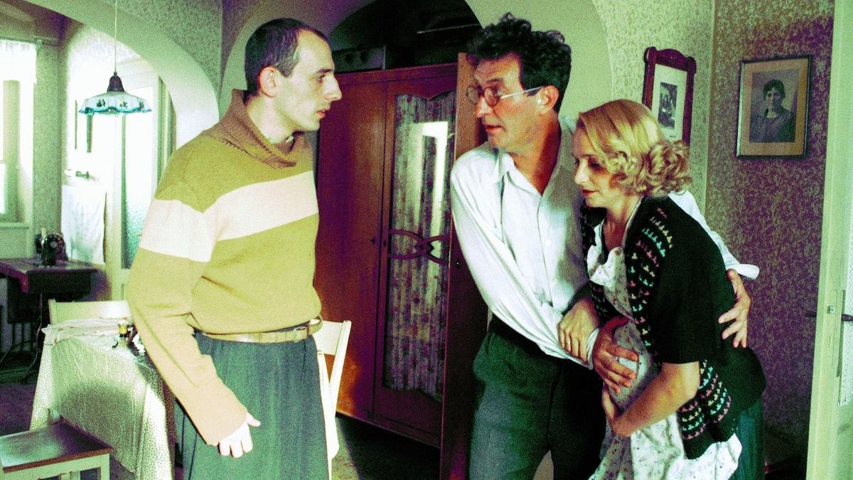 Jako židovský uprchlík najde útočiště u manželů, které v Hřebejkově filmu Musíme si pomáhat hráli Bolek Polívka a Anna Šišková.