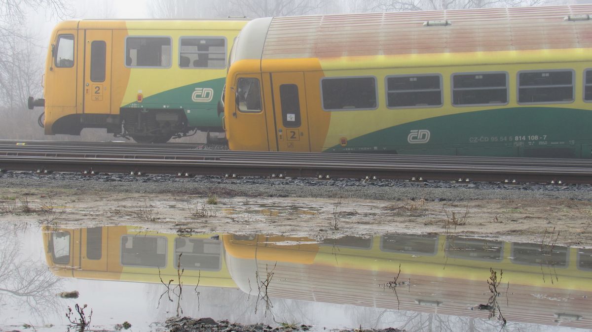 Po srážce vlaků v České Lípě skončila v sobotu v noci jedna souprava mimo koleje.