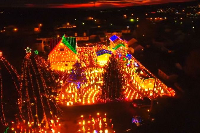 BEZ KOMENTÁŘE: Na vánoční výzdobu domu použila rodina 100 tisíc světel