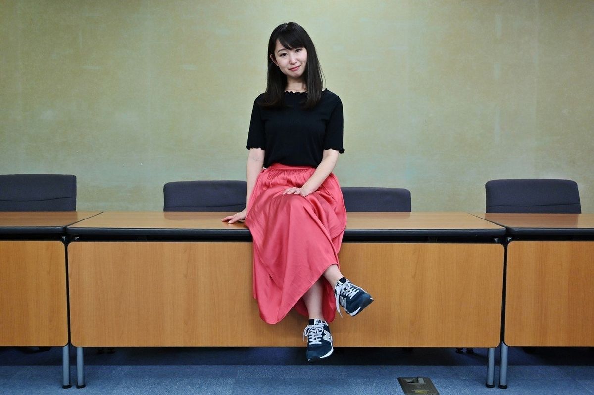 Autorka termínu KuToo Jumi Išikawová musela při své výšce 152 cm stát hodiny na deseticentimetrových podpatcích.
