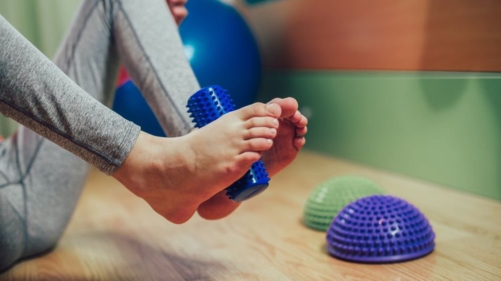 V boji proti plochým nohám pomáhá cvičení s míčky a válečky